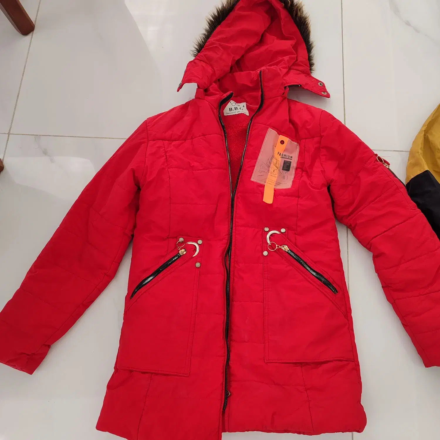 تعدادی لباس|لباس|گرگان, |دیوار