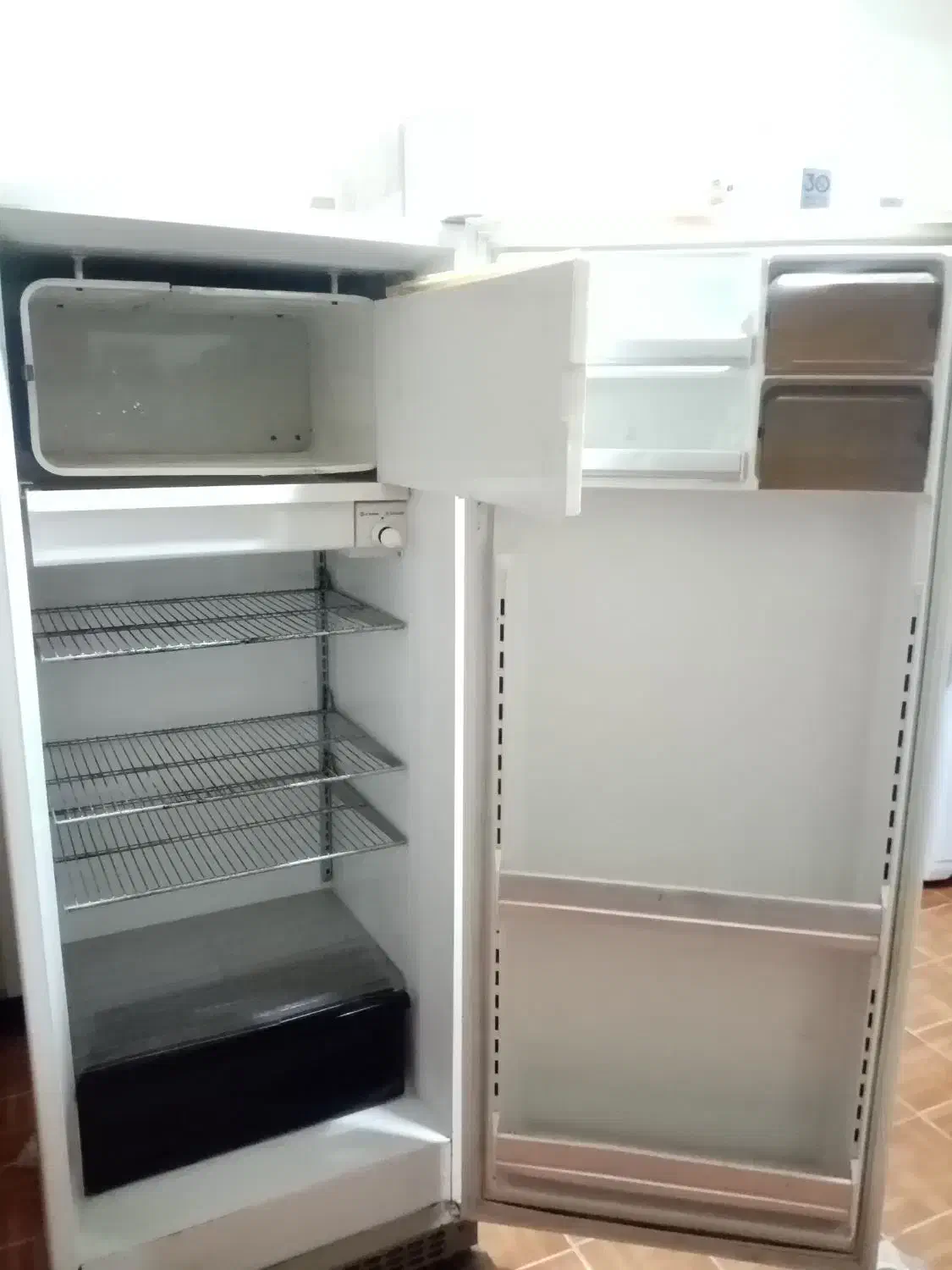 دو عدد یخچال|یخچال و فریزر|بافت, |دیوار