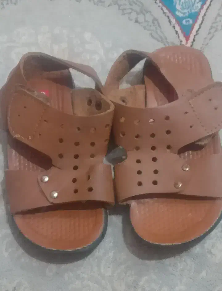 کفش بچه.|کیف، کفش، کمربند|ترکمانچای, |دیوار