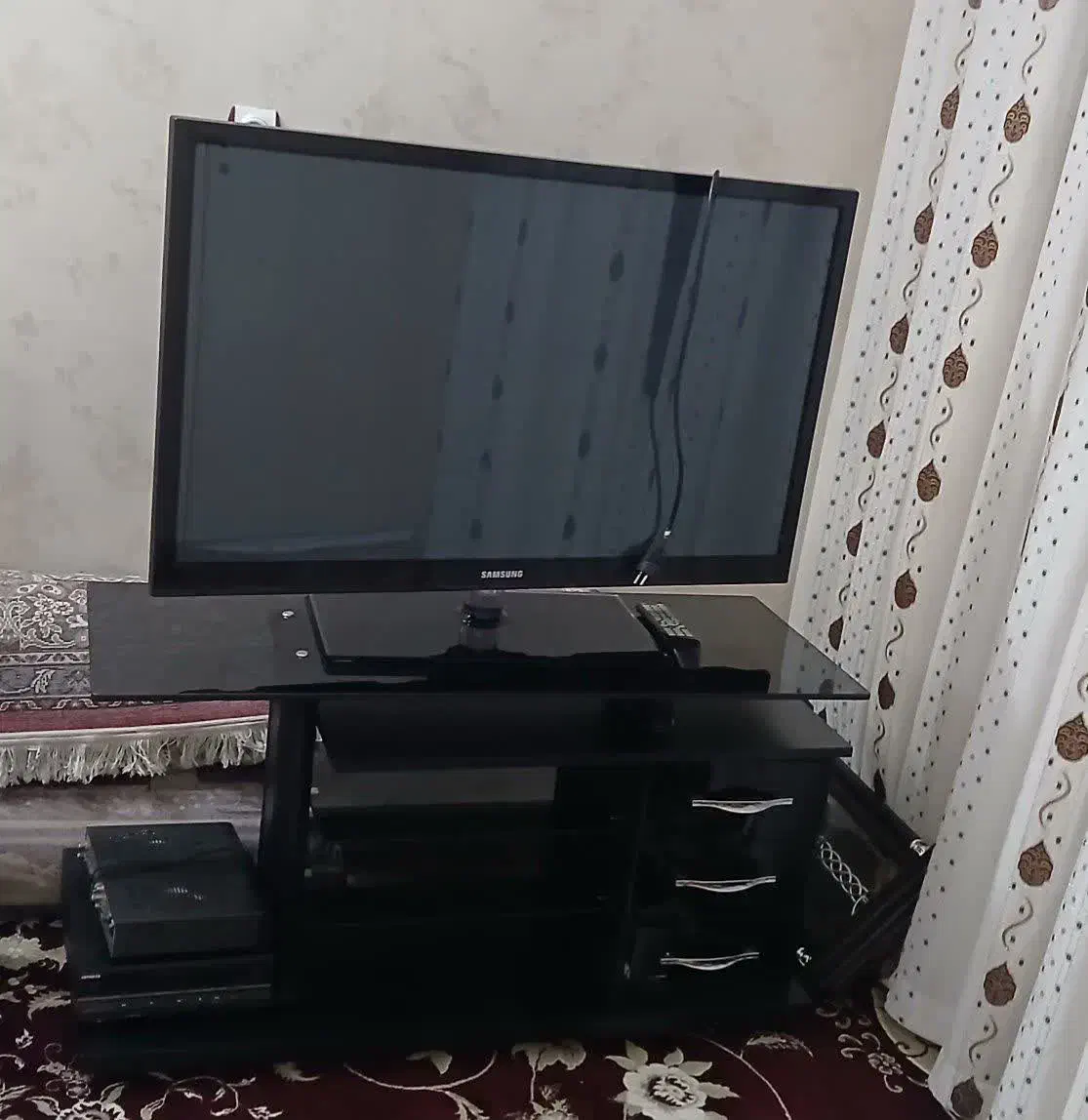 تلویزیون سامسونگ با میز|تلویزیون و پروژکتور|اسلام‌شهر, شهرک امام حسین (میان آباد)|دیوار