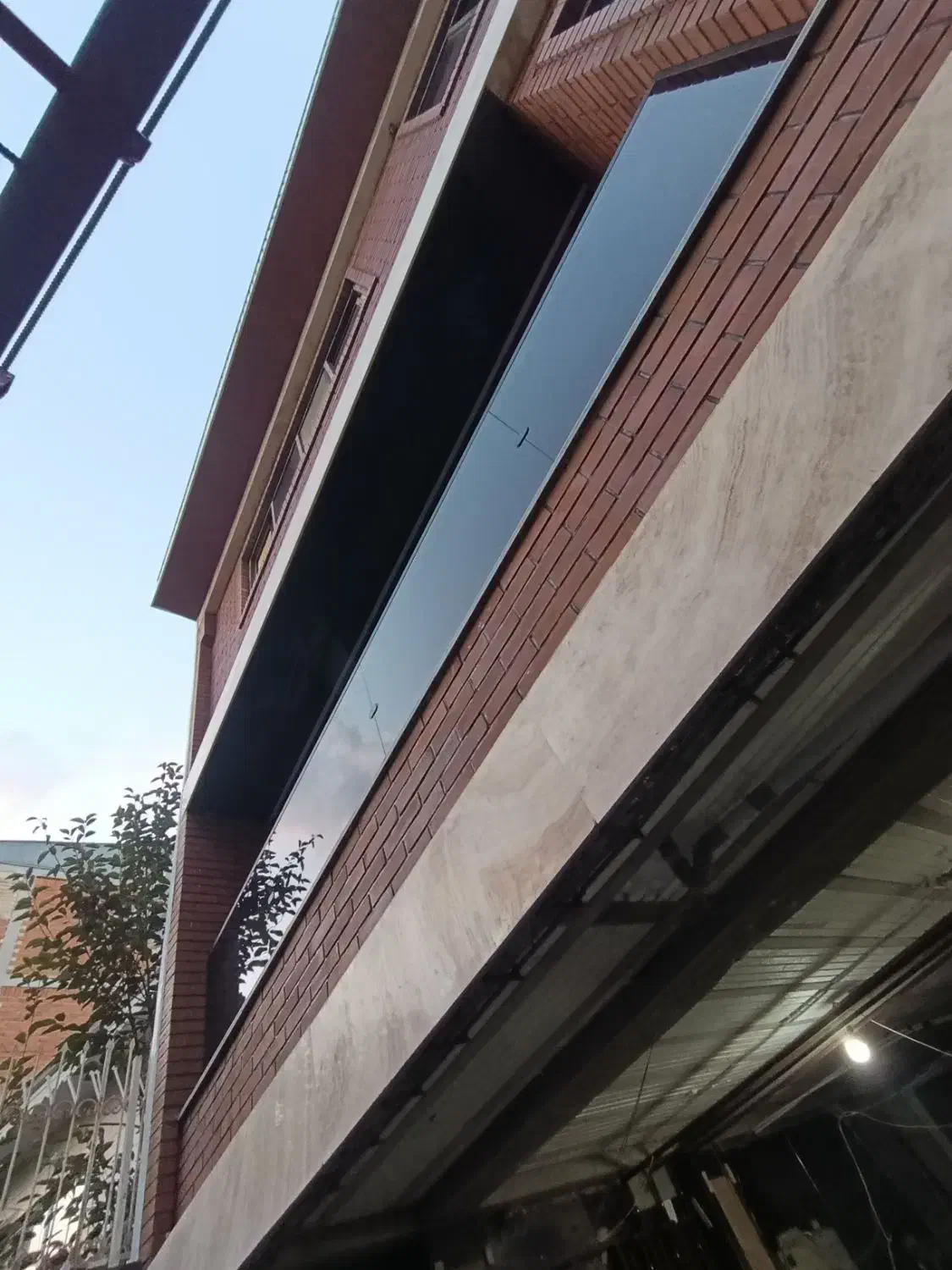 نصب شیشه نشکن و کرکره برقی و نرده شیشهای|خدمات پیشه و مهارت|رشت, فرزانه|دیوار