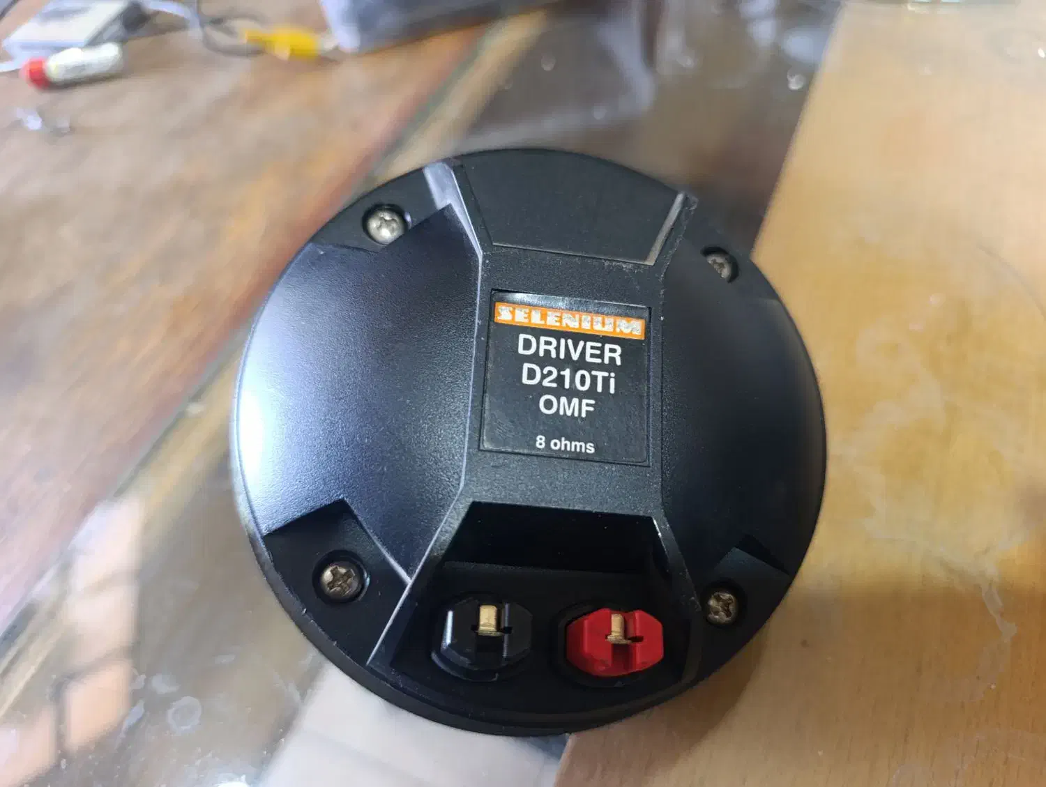 تیوتر دو اینچ سلنیوم B52 آمریکایی|صوتی و تصویری|اندیشه, اندیشه فاز ۴|دیوار