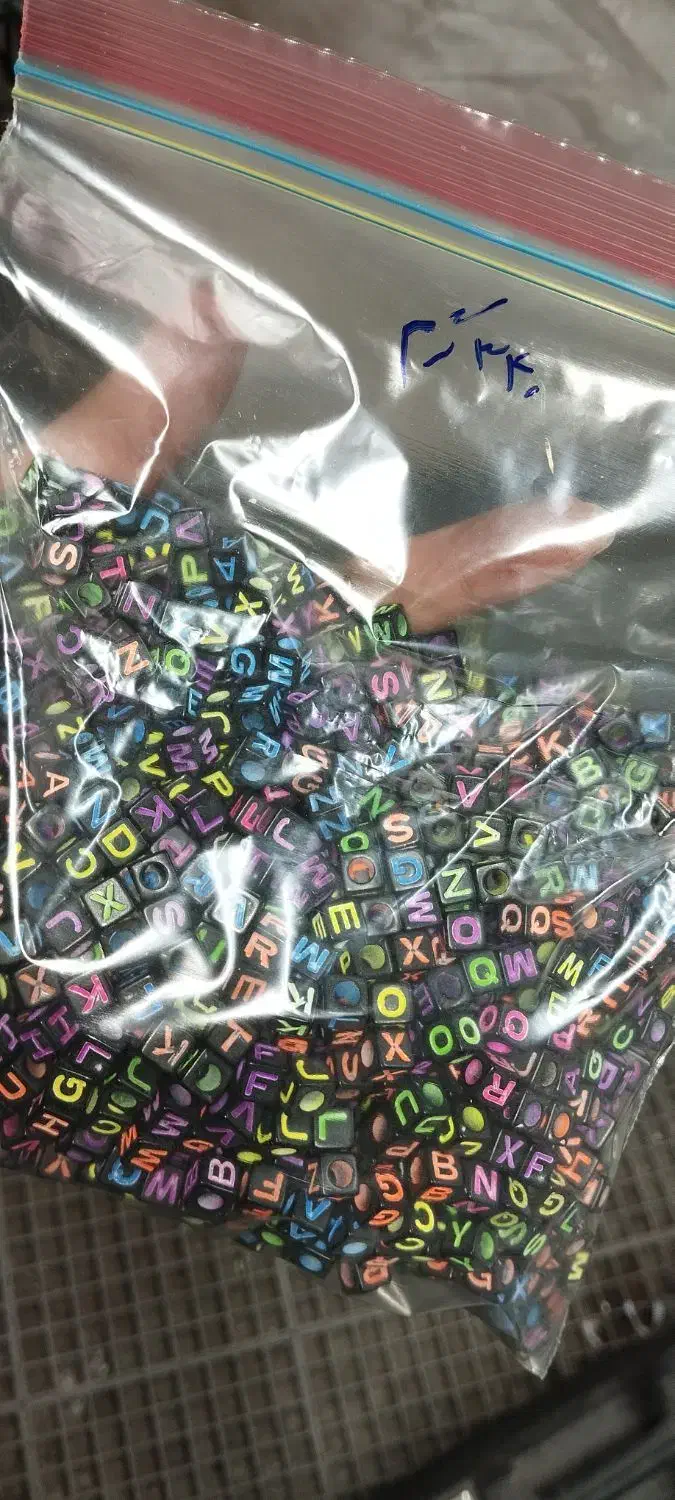 مهره رنگی حروف|زیورآلات و اکسسوری|دلیجان, |دیوار