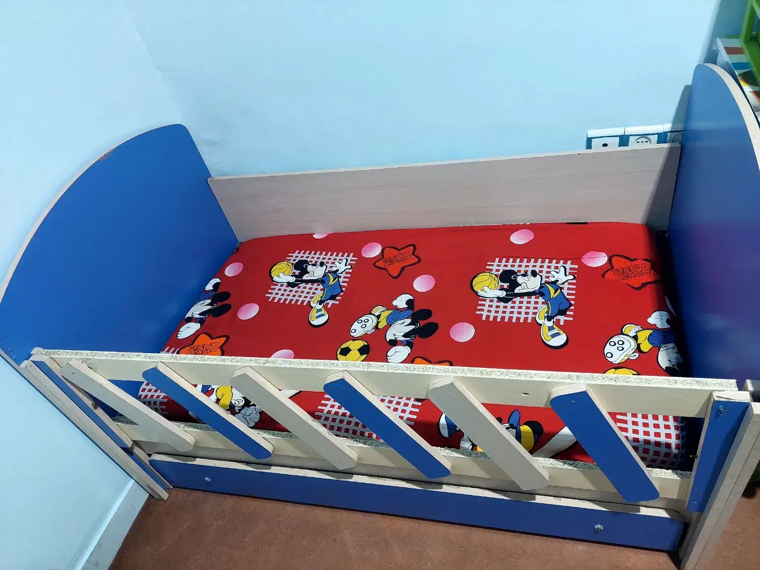 تخت و کمد|تخت و صندلی بچه|سروآباد, |دیوار