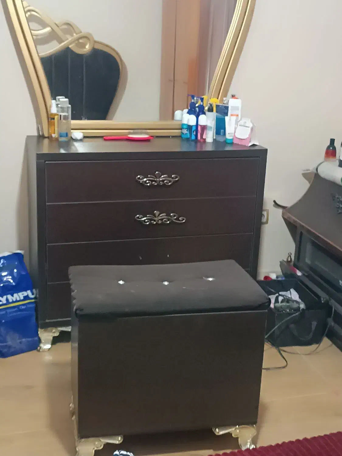 سرویس خواب|تخت و سرویس خواب|شیراز, شهرک گلدشت حافظ‎|دیوار