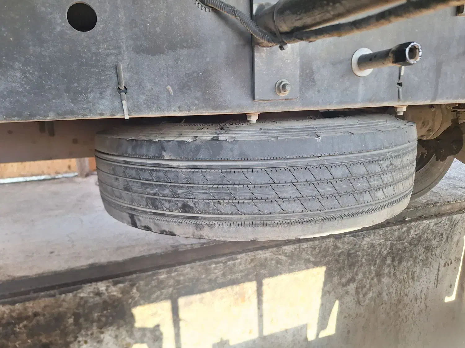 لاستیک خاور و نیسان ۲۱۵ ونلی|قطعات یدکی و لوازم جانبی|قم, سنگ بند|دیوار