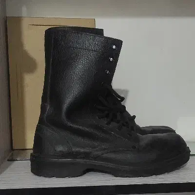 پوتین|لباس|امیدیه, |دیوار