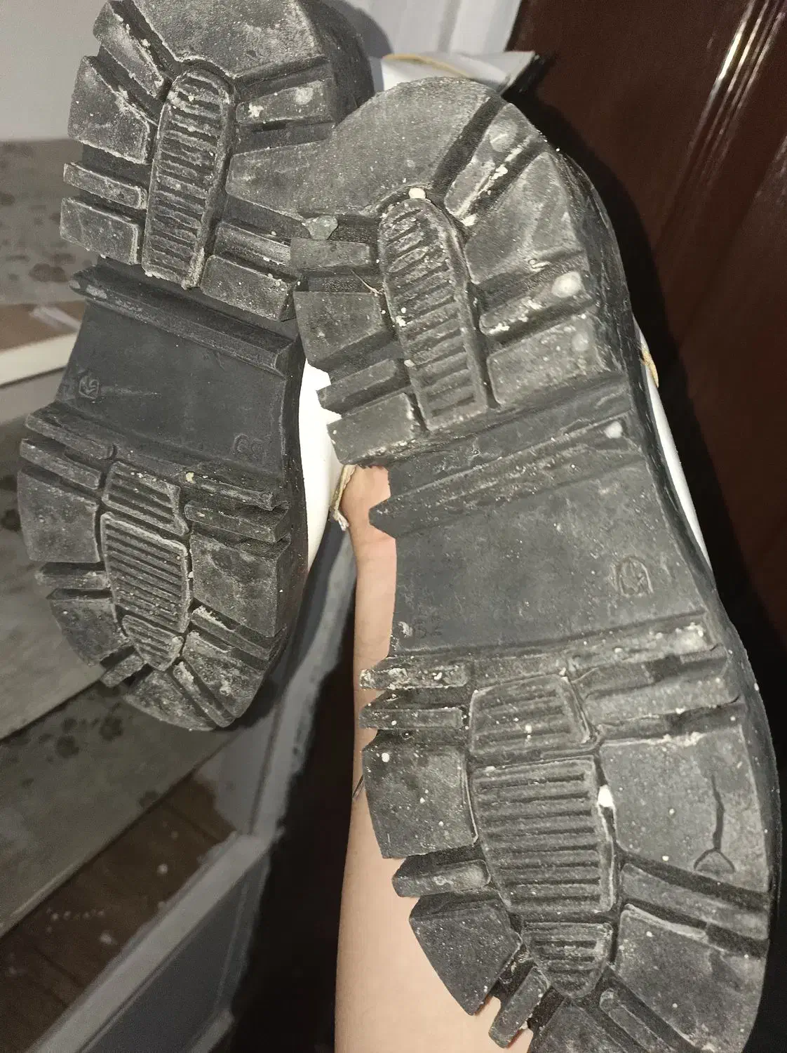 پوتین نو نو|کیف، کفش، کمربند|صحنه, |دیوار