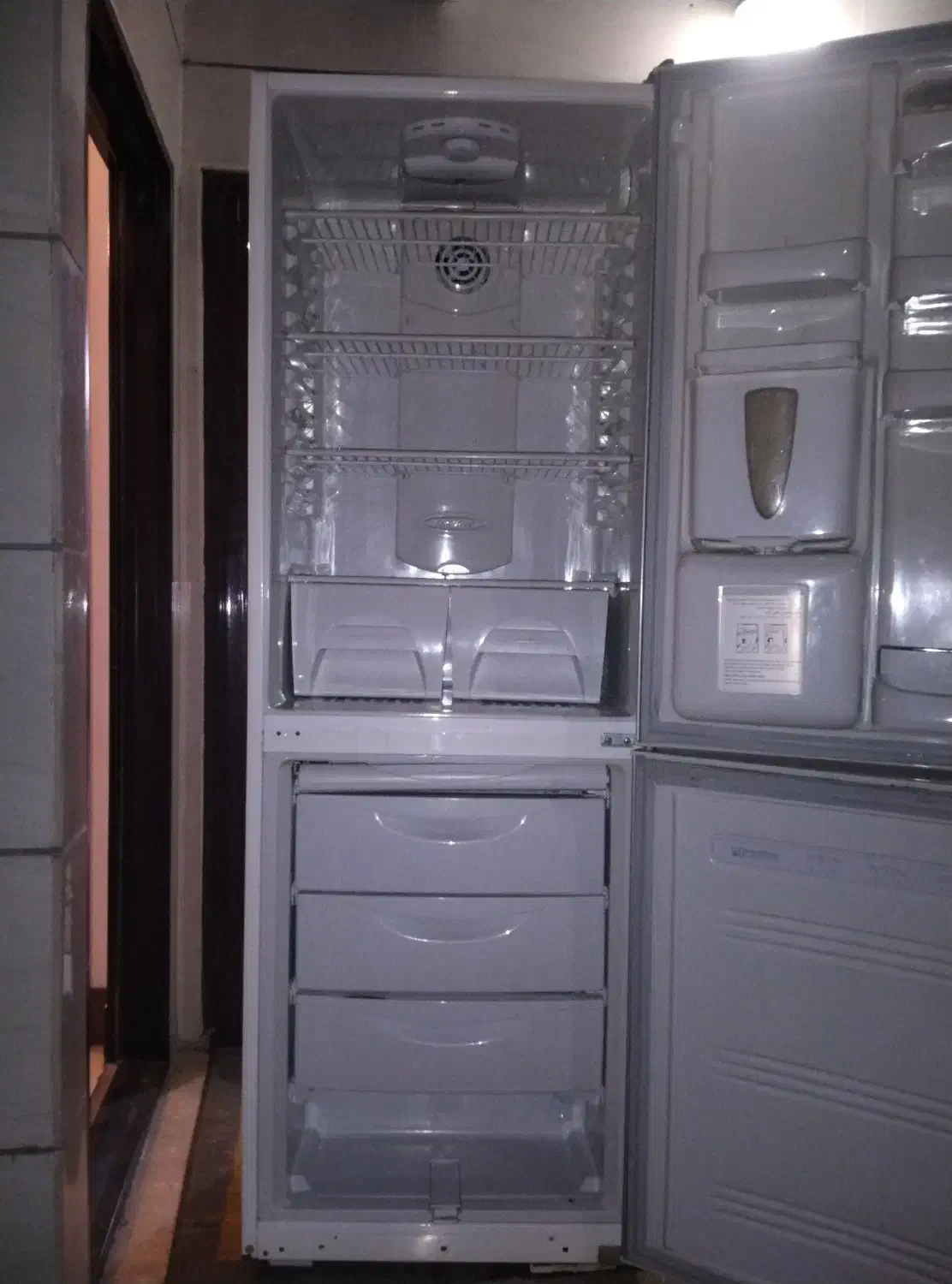 یخچال|یخچال و فریزر|آشخانه, |دیوار