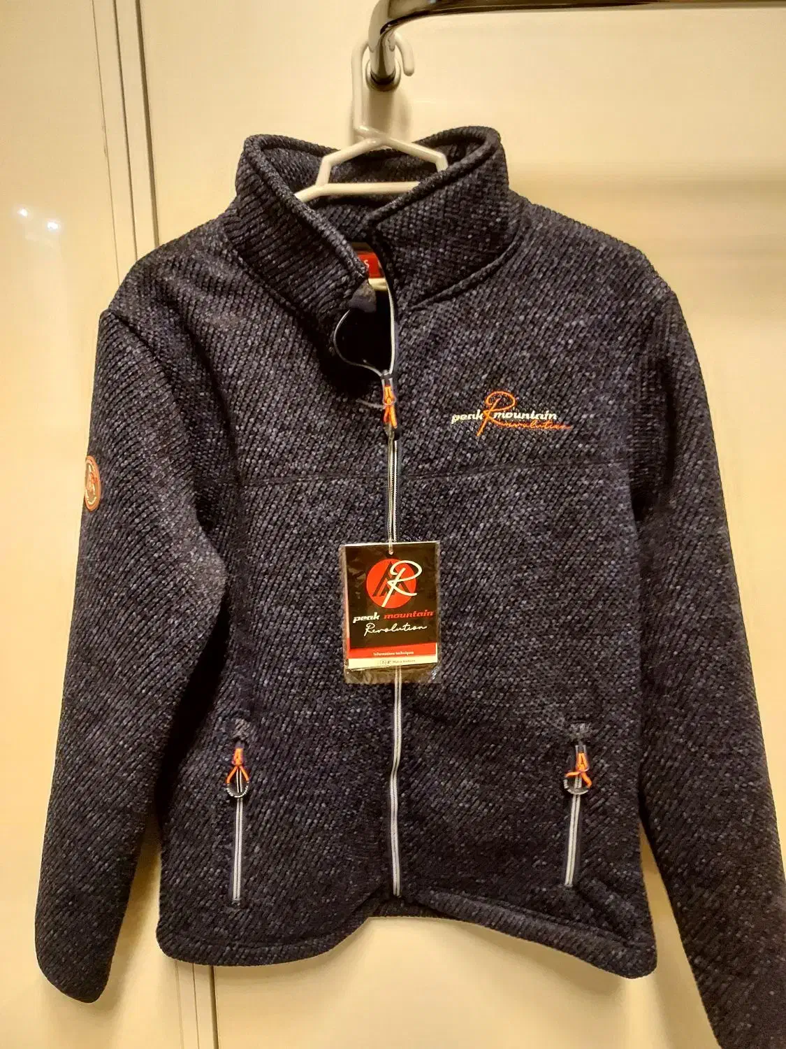 برند HUGO  و PEAK|لباس|شیراز, شهرک صدا و سیما|دیوار