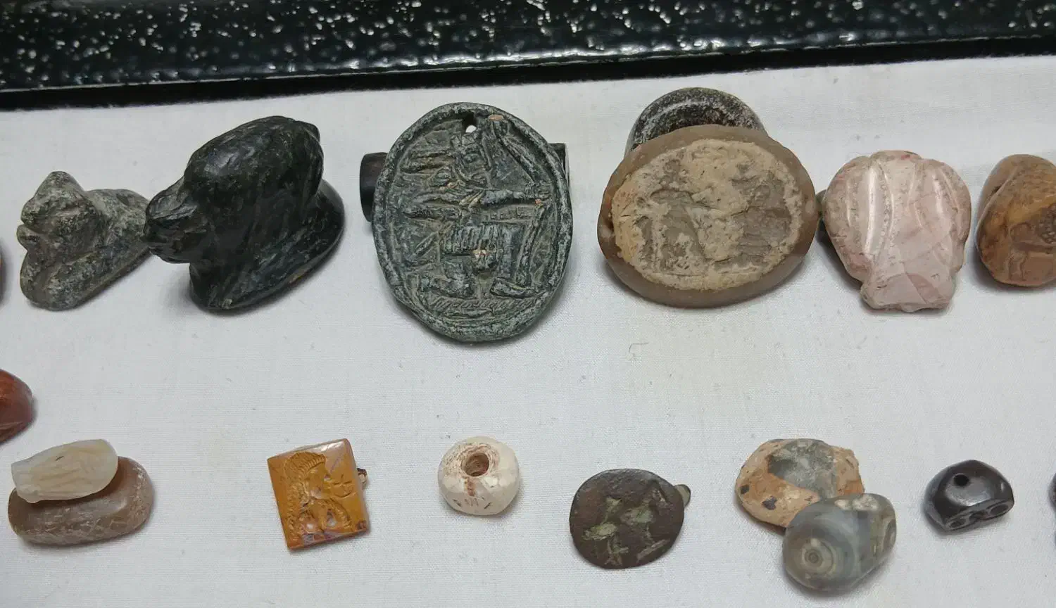 مهره های نشان|کلکسیون اشیاء عتیقه|قم, ارم|دیوار