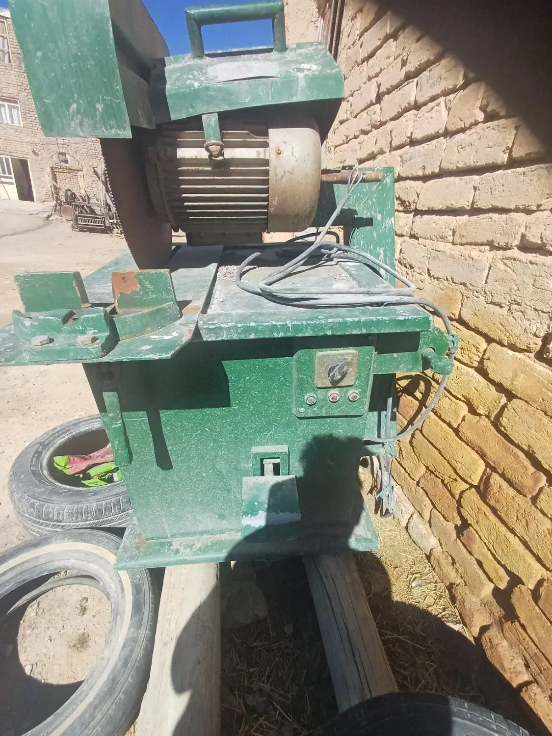 اره اتیشی|ابزارآلات|مهاجران, |دیوار