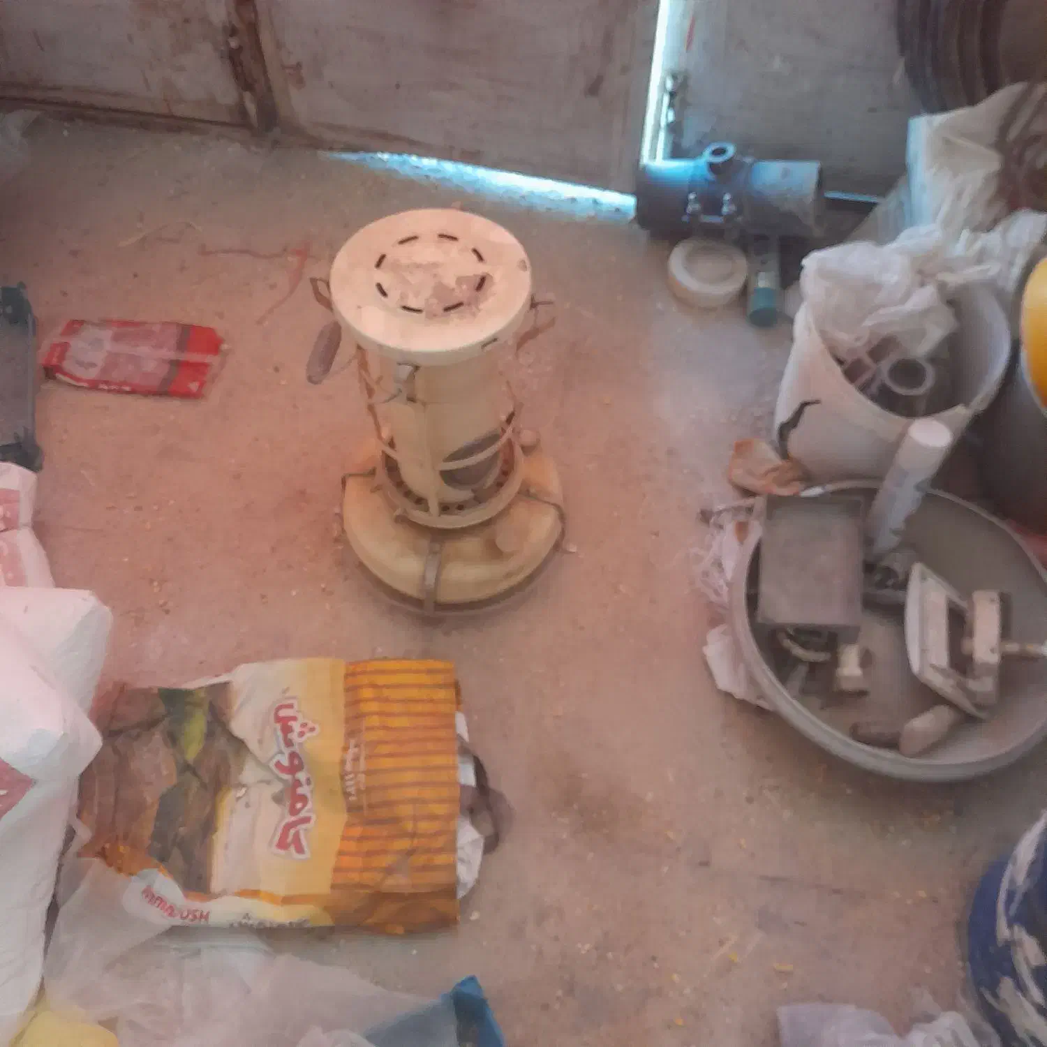 علاعدین مخزن از جنس برنج|کلکسیون اشیاء عتیقه|پیر بکران, |دیوار