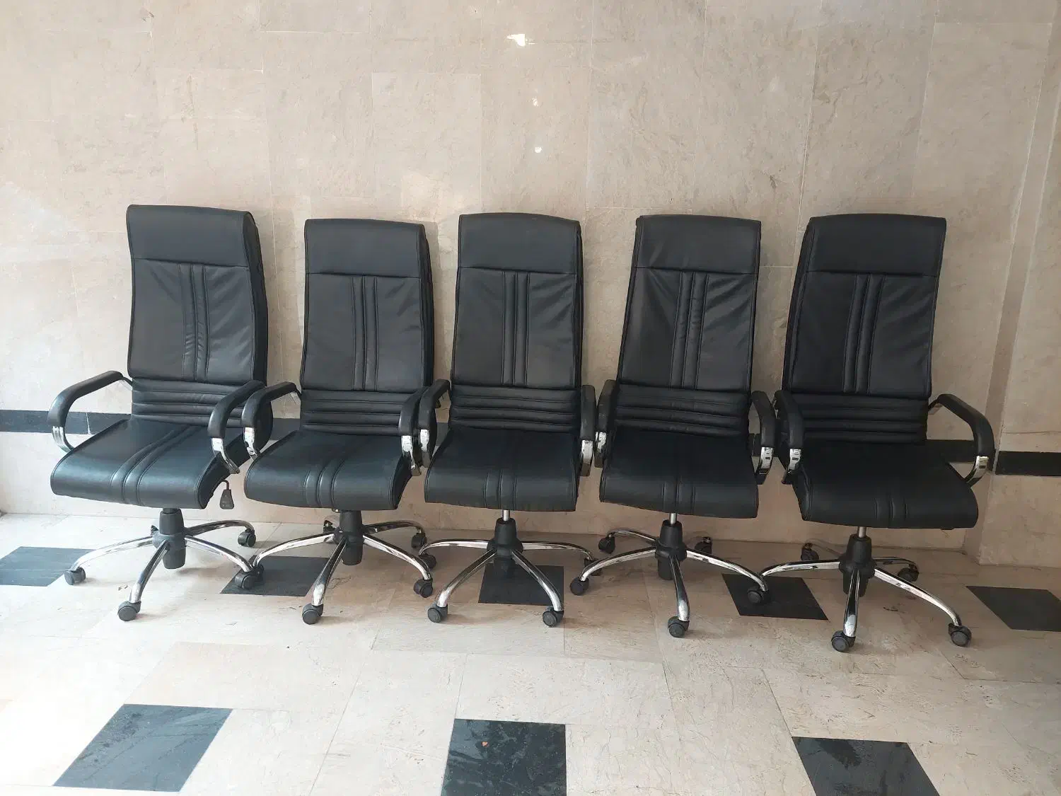 چهار صندلی چرخان و یک صندلی مدیریتی شرکت راد سیستم|مبلمان اداری|تهران, مجیدآباد|دیوار