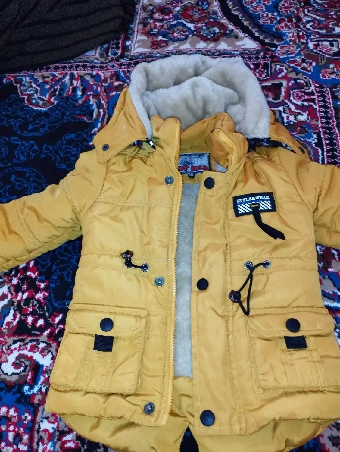 کاپشن|لباس|صحنه, |دیوار