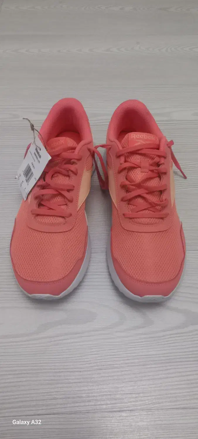 یک جفت کتونی اورجینال Reebok|کیف، کفش، کمربند|اندیشه, اندیشه فاز ۱|دیوار