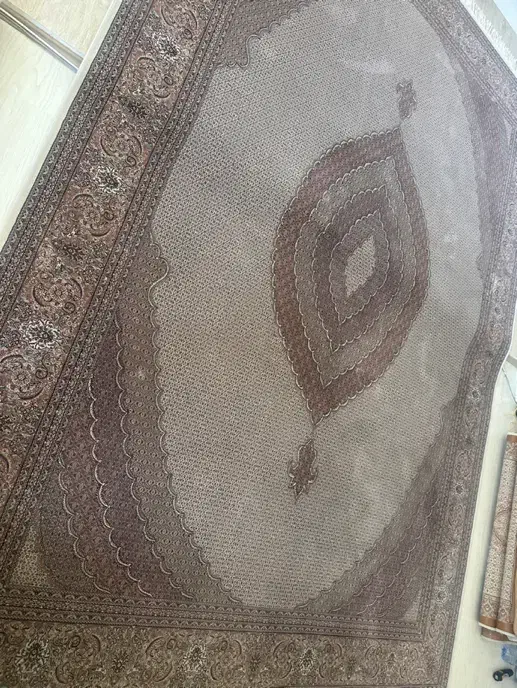 فرش ماشینی در حد نو (نه و شش متری)|فرش|تبریز, |دیوار