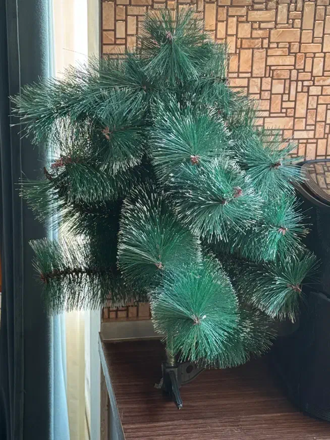 درخت کریسمس کوچک و تعدادی زنگوله آویز درخت کریسمس|صنایع دستی و سایر لوازم تزئینی|تهران, تهرانپارس غربی|دیوار