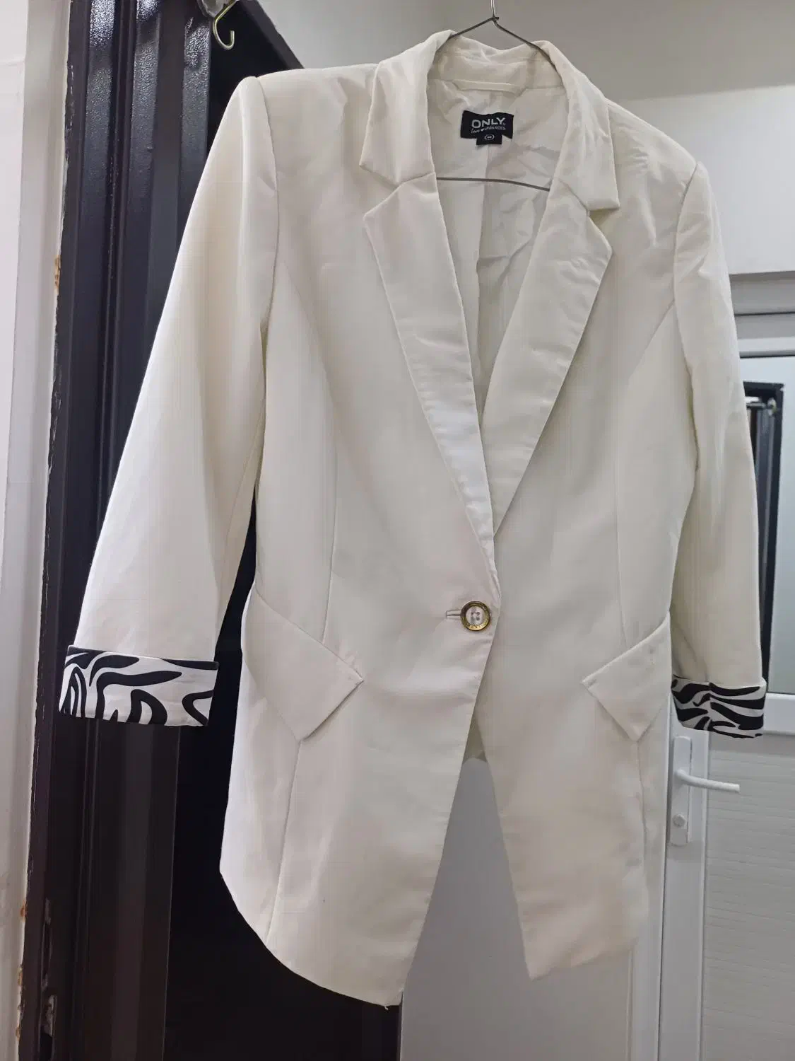 تک کت سفید|لباس|زنجان, |دیوار