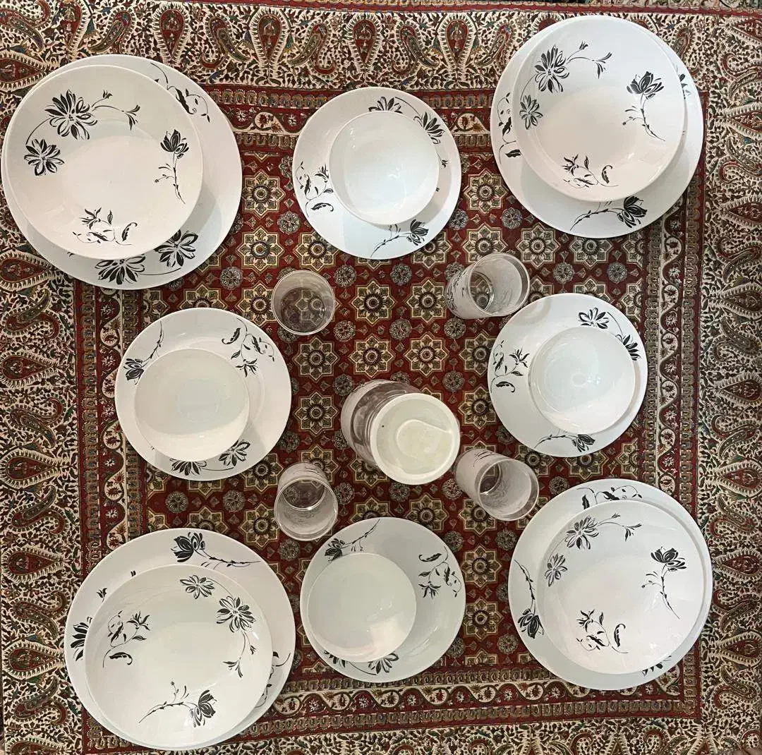 فروش سرویس دوازده نفره لامینارک گل سیاه در حد نو|ظروف سرو و پذیرایی|شیراز, شهرک ایثار|دیوار