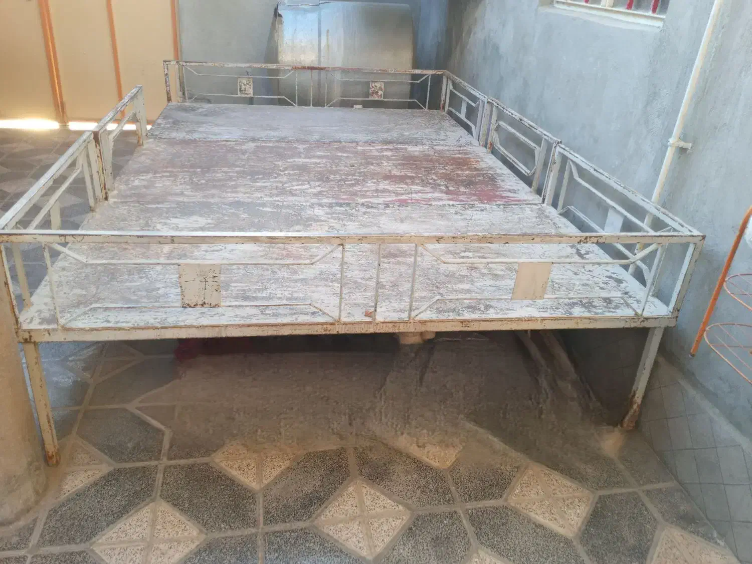 ۳ عددتخت آهنی|تخت و سرویس خواب|جهرم, |دیوار