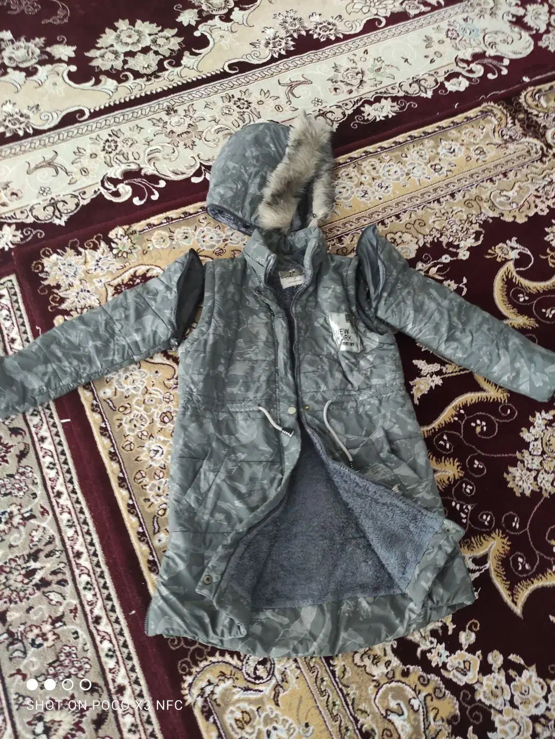 کاپشن وهم خودی است|لباس|سبزوار, قصبه اب یمین|دیوار