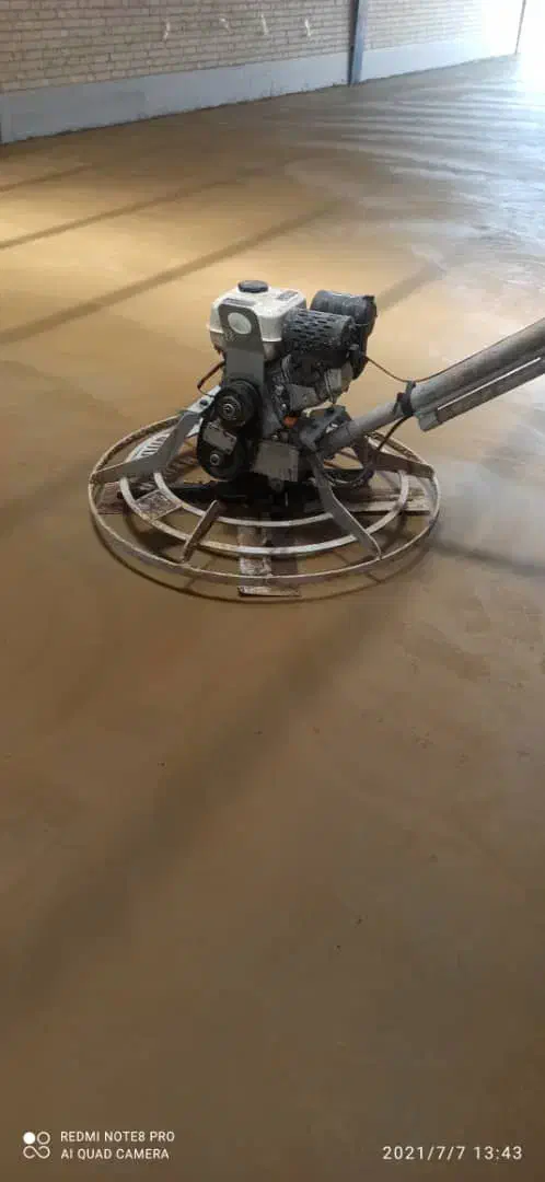 بتن ریزی کف با ماله پروانه ای و اتومیکسر|خدمات پیشه و مهارت|بندرعباس, |دیوار