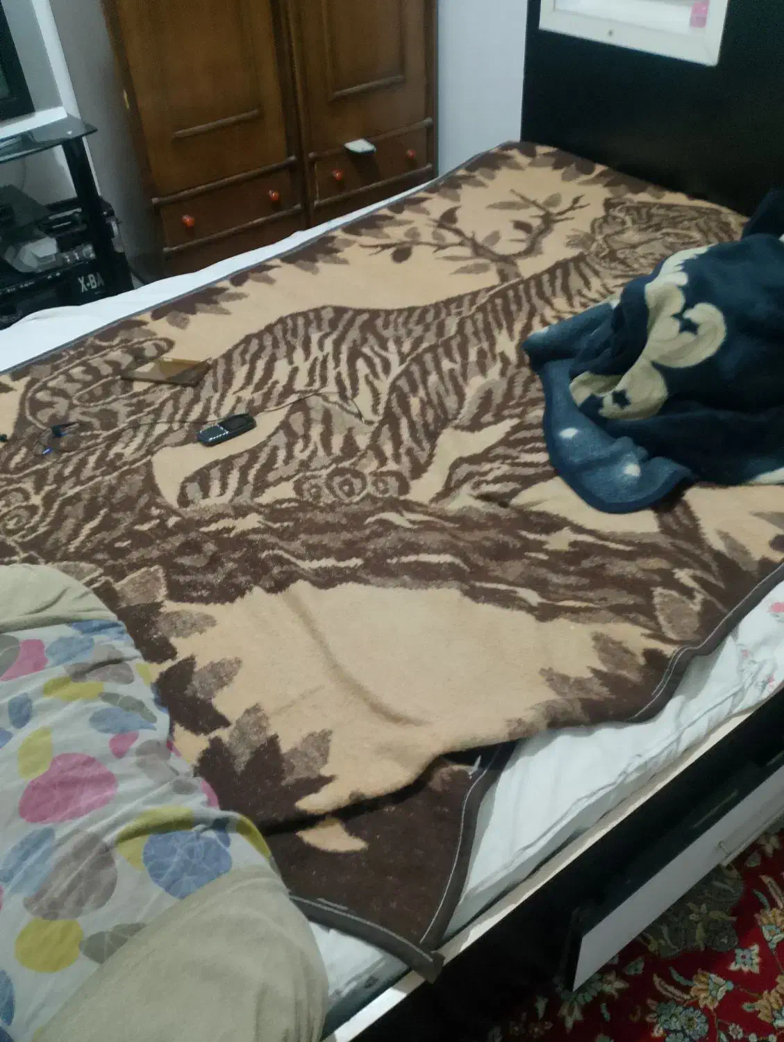 یک عدد هم تختخواب چوبی دونفره هم بفروش می رسد|تخت و سرویس خواب|سنقر, |دیوار