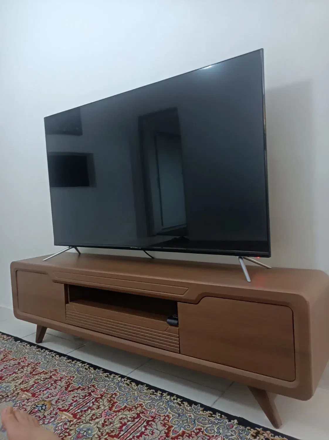 تلویزیون ۵۵اینچ ناسیونال نو با میز تلویزیونی قهوای|تلویزیون و پروژکتور|پرند, فاز ۶|دیوار