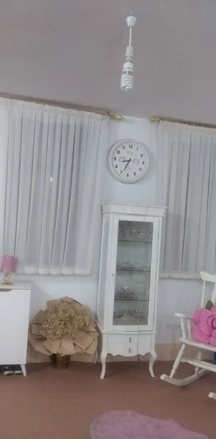 یک جفت پرده.|پرده، رانر، رومیزی|قنوات, |دیوار