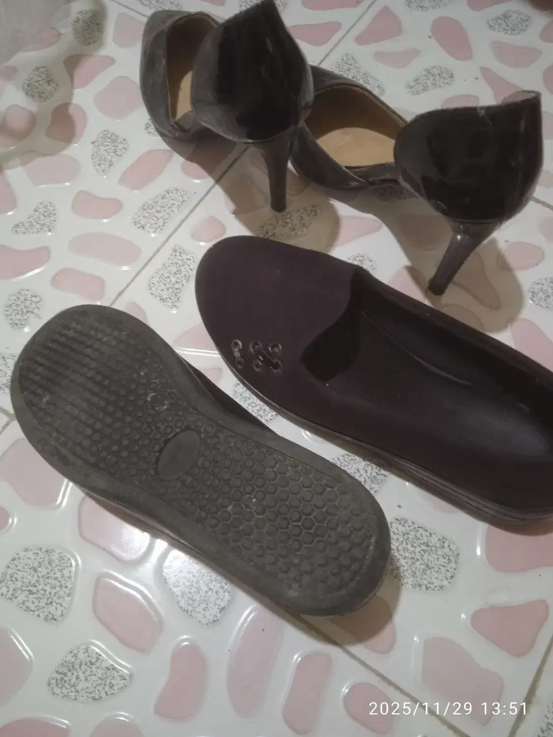 کفشها|کیف، کفش، کمربند|اهواز, منبع اب|دیوار