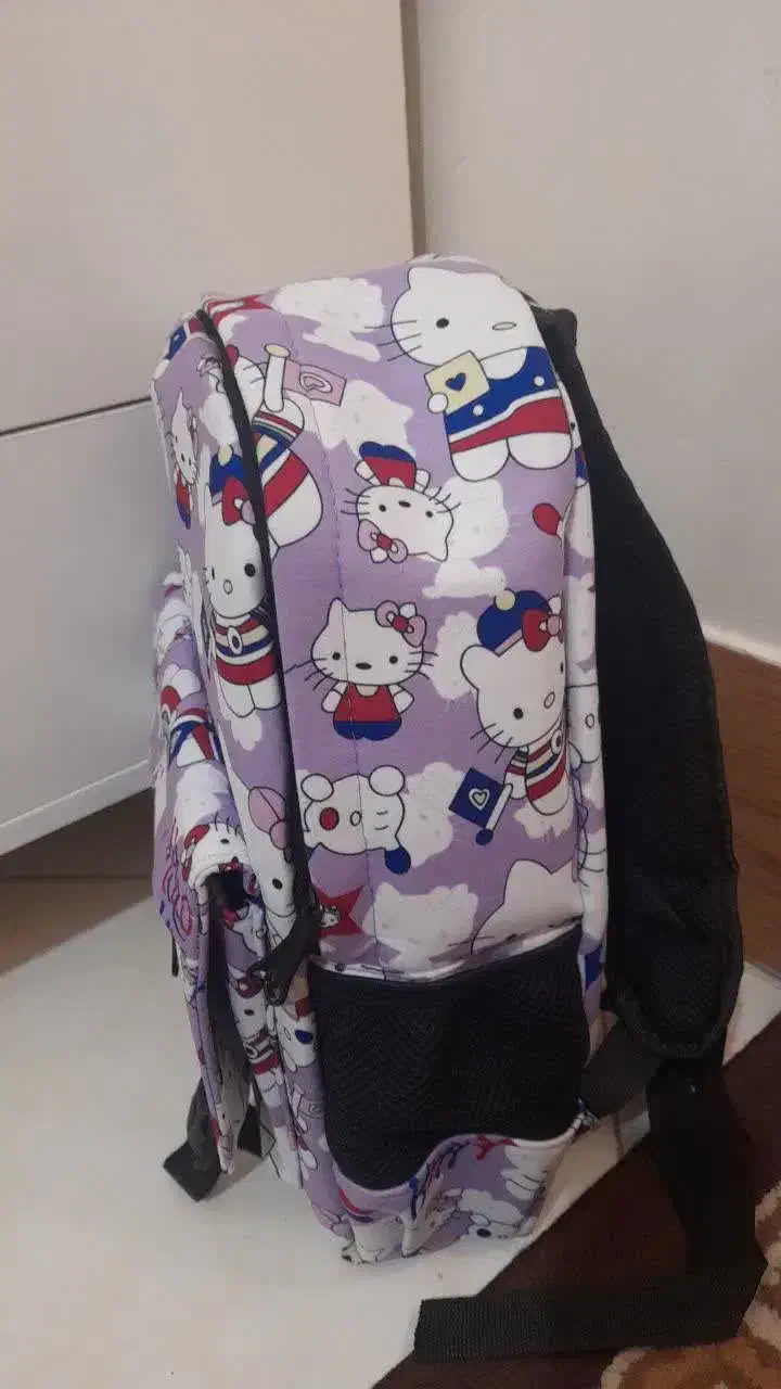 کیف مدرسه|کیف، کفش، کمربند|رباط‌کریم, رباط‌کریم|دیوار