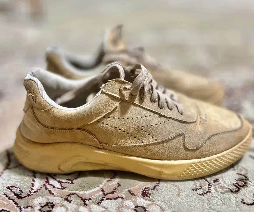 کفش اسپرت خارجی/کرم رنگ / در ح نو، نور|کیف، کفش، کمربند|نور, |دیوار