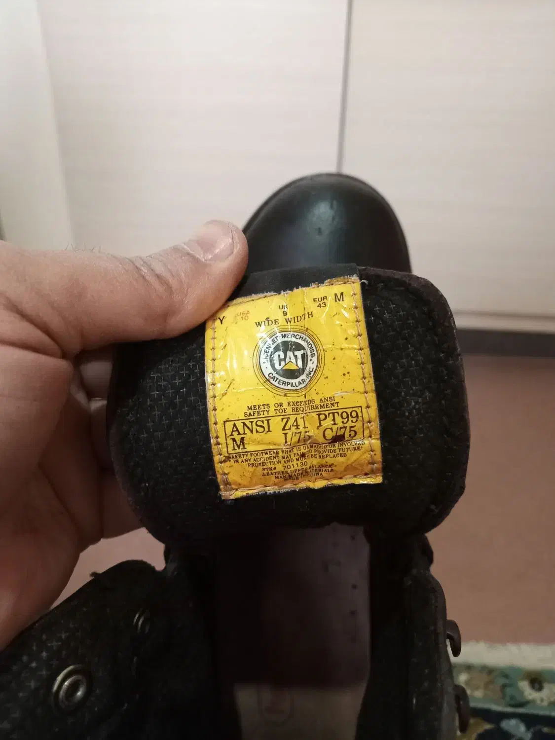 بوت کاترپیلار|کیف، کفش، کمربند|شاهینشهر, بنیاد ازدواج|دیوار