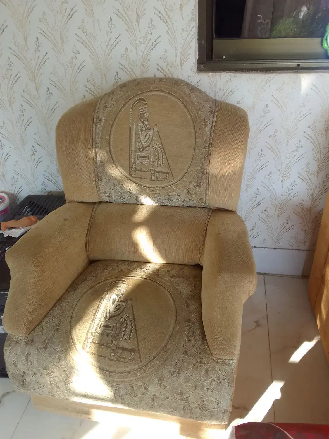 مبل هفت نفره رایگان|مبلمان خانگی و میز عسلی|لاهیجان, بازکیاگوراب|دیوار