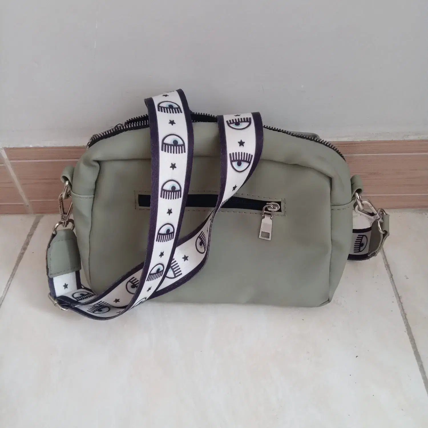 کیف|کیف، کفش، کمربند|باغستان, |دیوار