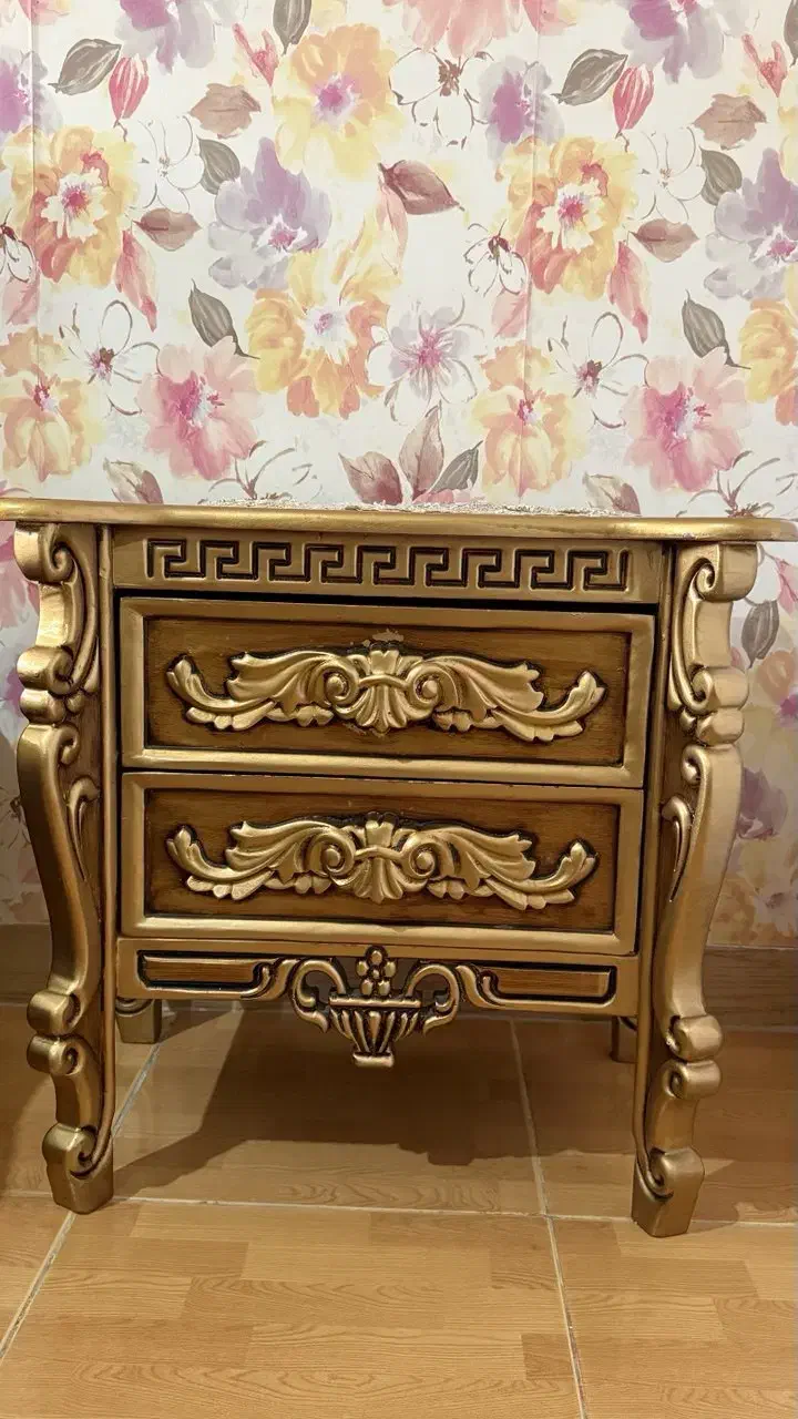 تخت خواب دو نفر سلطنتی در حد نو|تخت و سرویس خواب|صومعهسرا, |دیوار