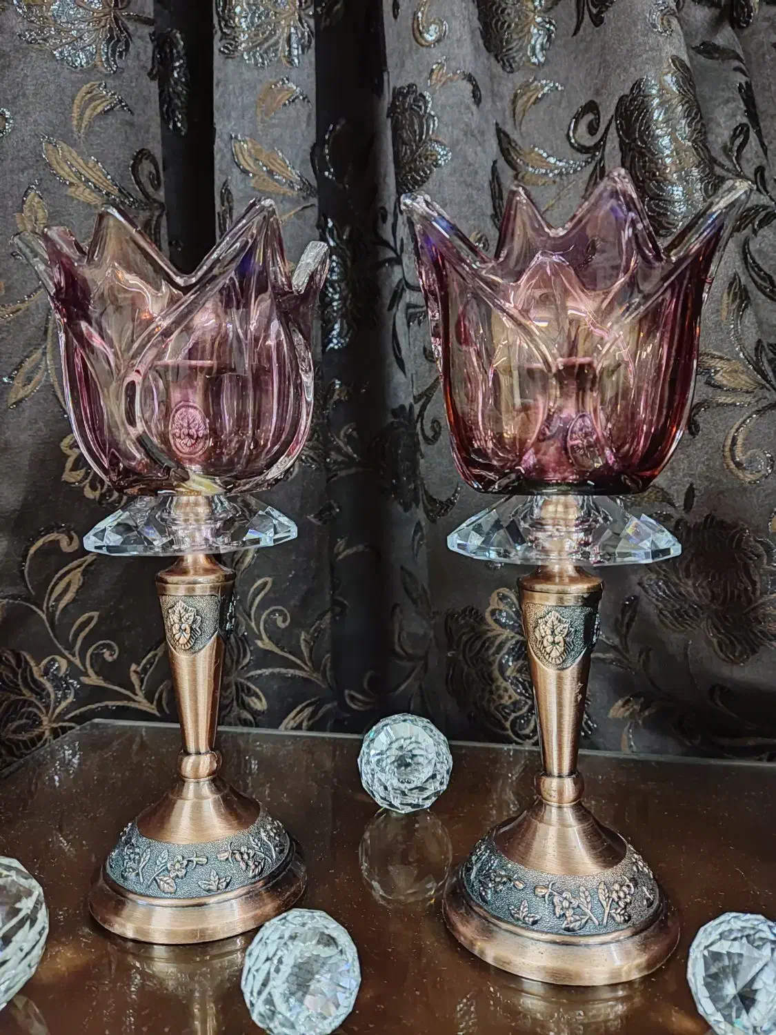 شمعدان مسی تراش خورده با لاله زرشکی خارجی|صنایع دستی و سایر لوازم تزئینی|تهران, پونک|دیوار