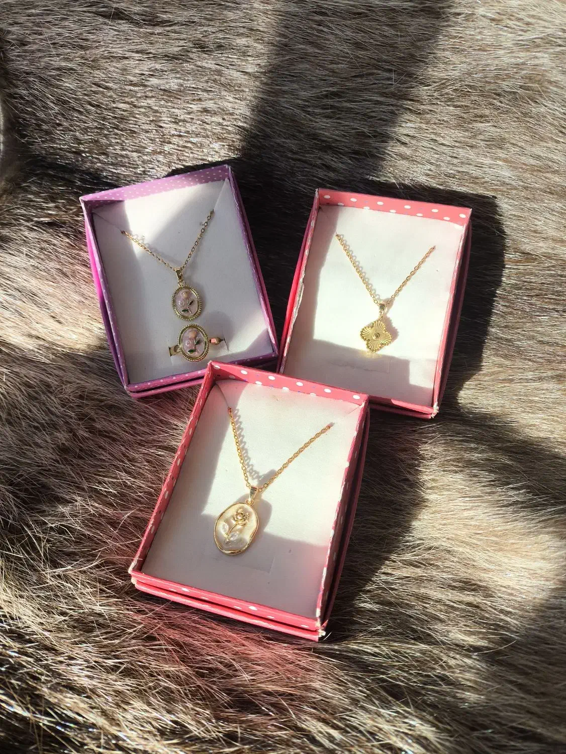 گردنبند|بدلیجات|شیروان (خراسان), |دیوار