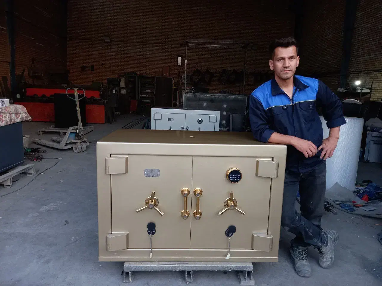 گاوصندوق زیرویترینی طلافروشی|فروشگاه و مغازه|پاکدشت, خاتون آباد|دیوار