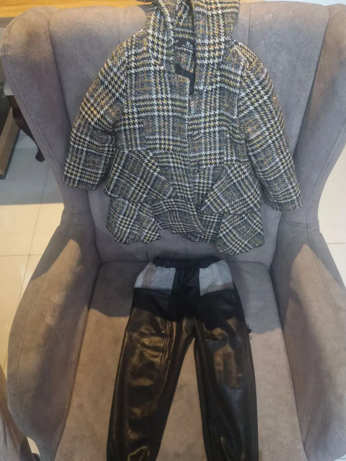 بارونی طرح پیچاز به همراه شلوار چرم|لباس|پرند, فاز ۰|دیوار