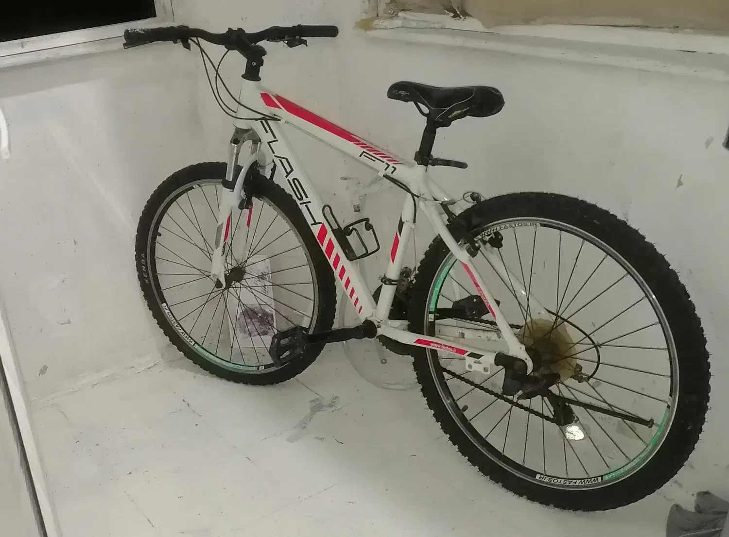 دوچرخه 26 فلش|دوچرخه، اسکیت، اسکوتر|صدرا-فارس, فاز ۱|دیوار