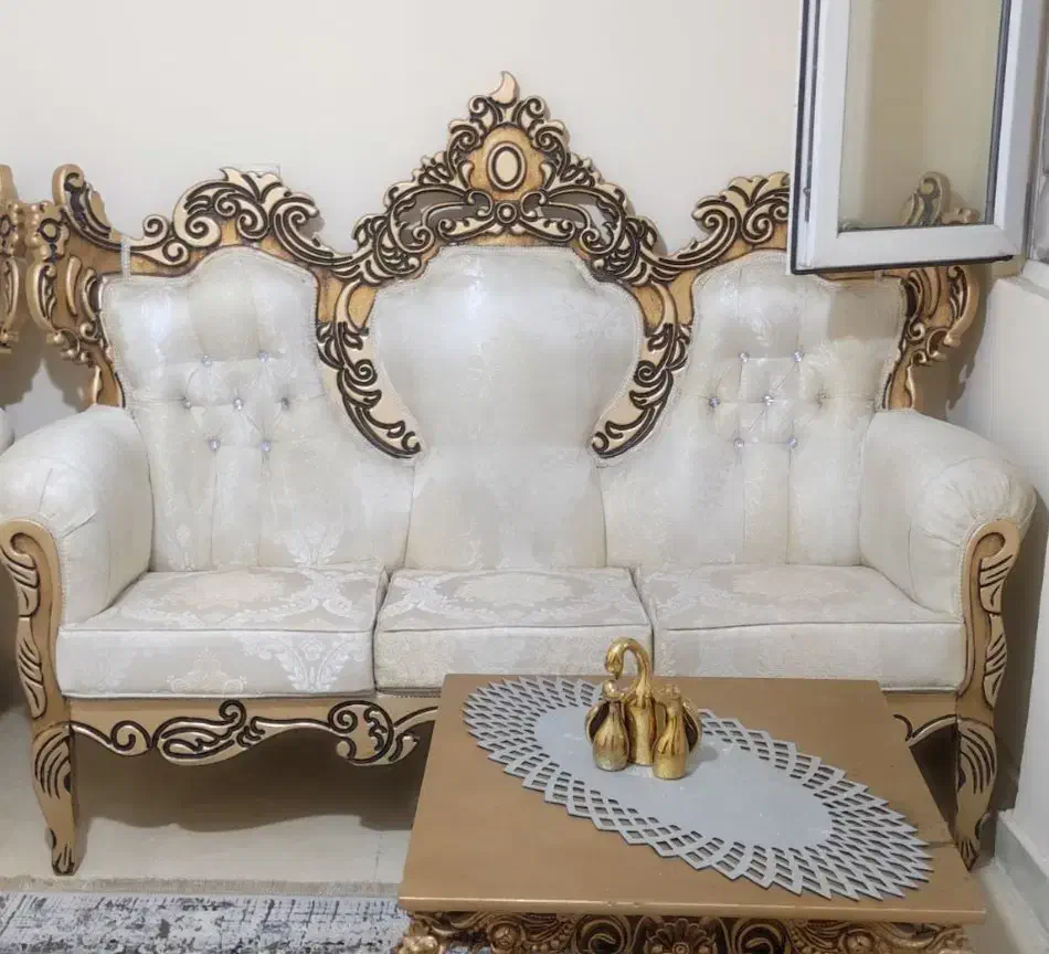 مبل زیبا و تمیز یک ساله خریدیم بخاطرکمبودجا میفروش|مبلمان خانگی و میز عسلی|محمدیه-قزوین, |دیوار