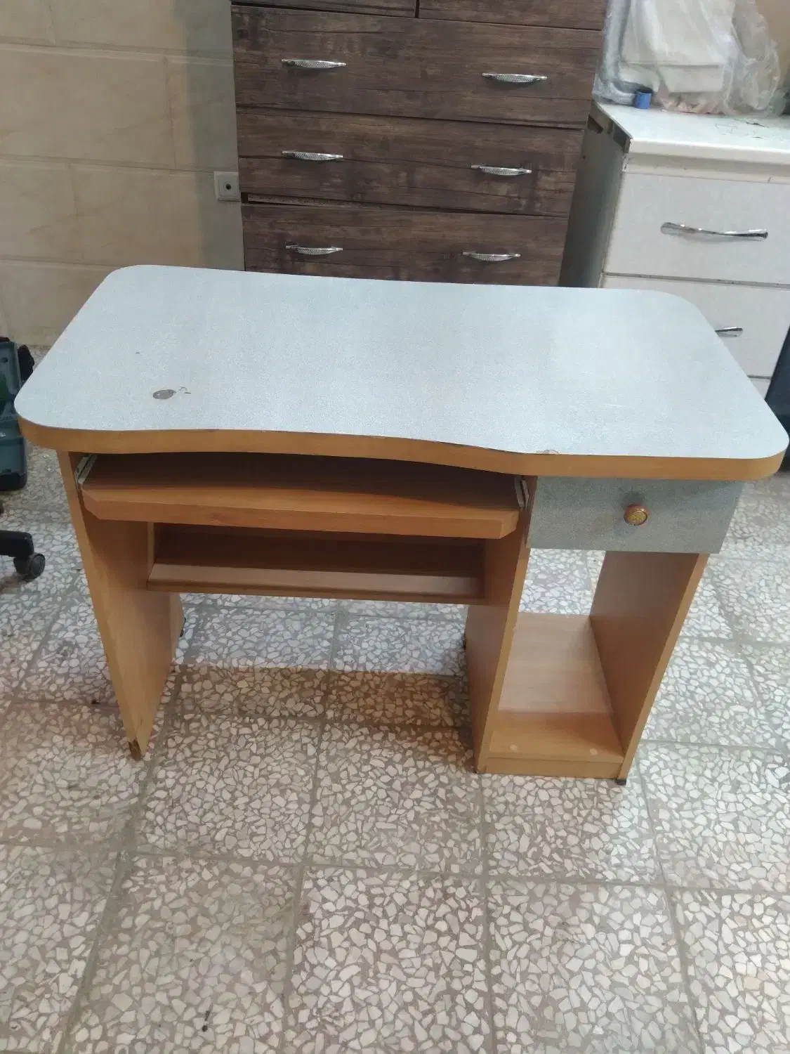 یک عدد میزکامپیوتر|میز تحریر و کامپیوتر|قم, نیروگاه|دیوار