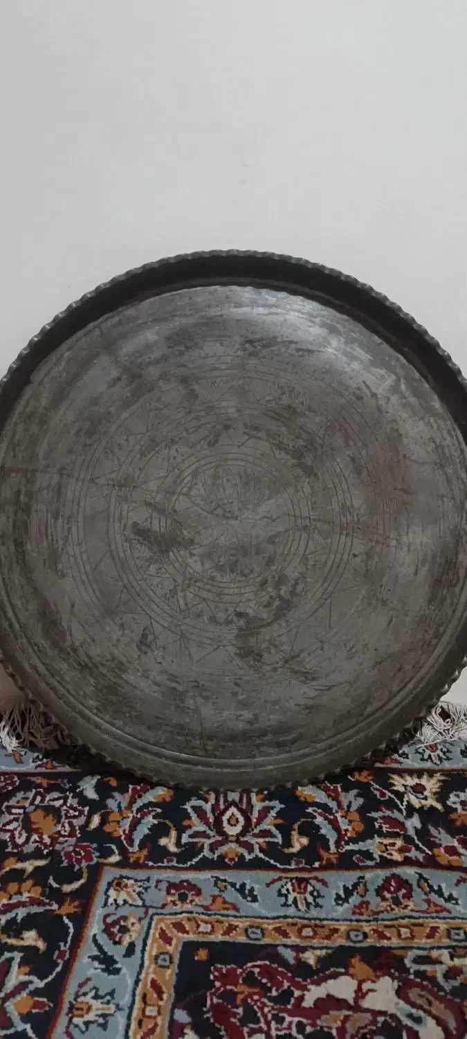 سینی مسی لبه دار و طرحدار برای ۶۰ سال پیش|کلکسیون اشیاء عتیقه|قائمشهر, |دیوار