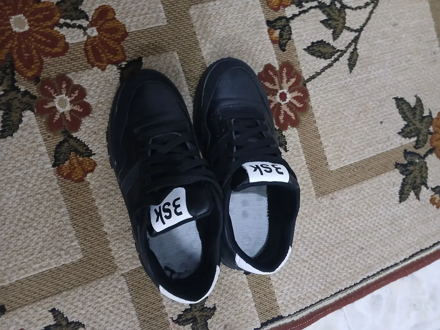 کتونی|کیف، کفش، کمربند|رشت, منظریه|دیوار