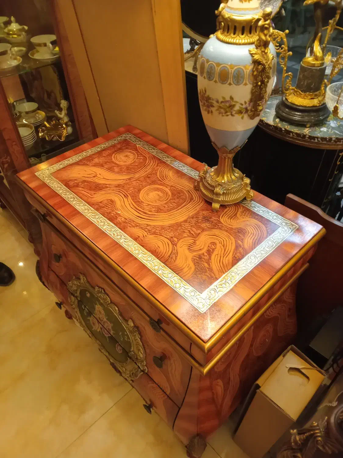 بوفه ایتالیایی اصل قدمت دار|بوفه، ویترین، کنسول|رشت, گلسار|دیوار