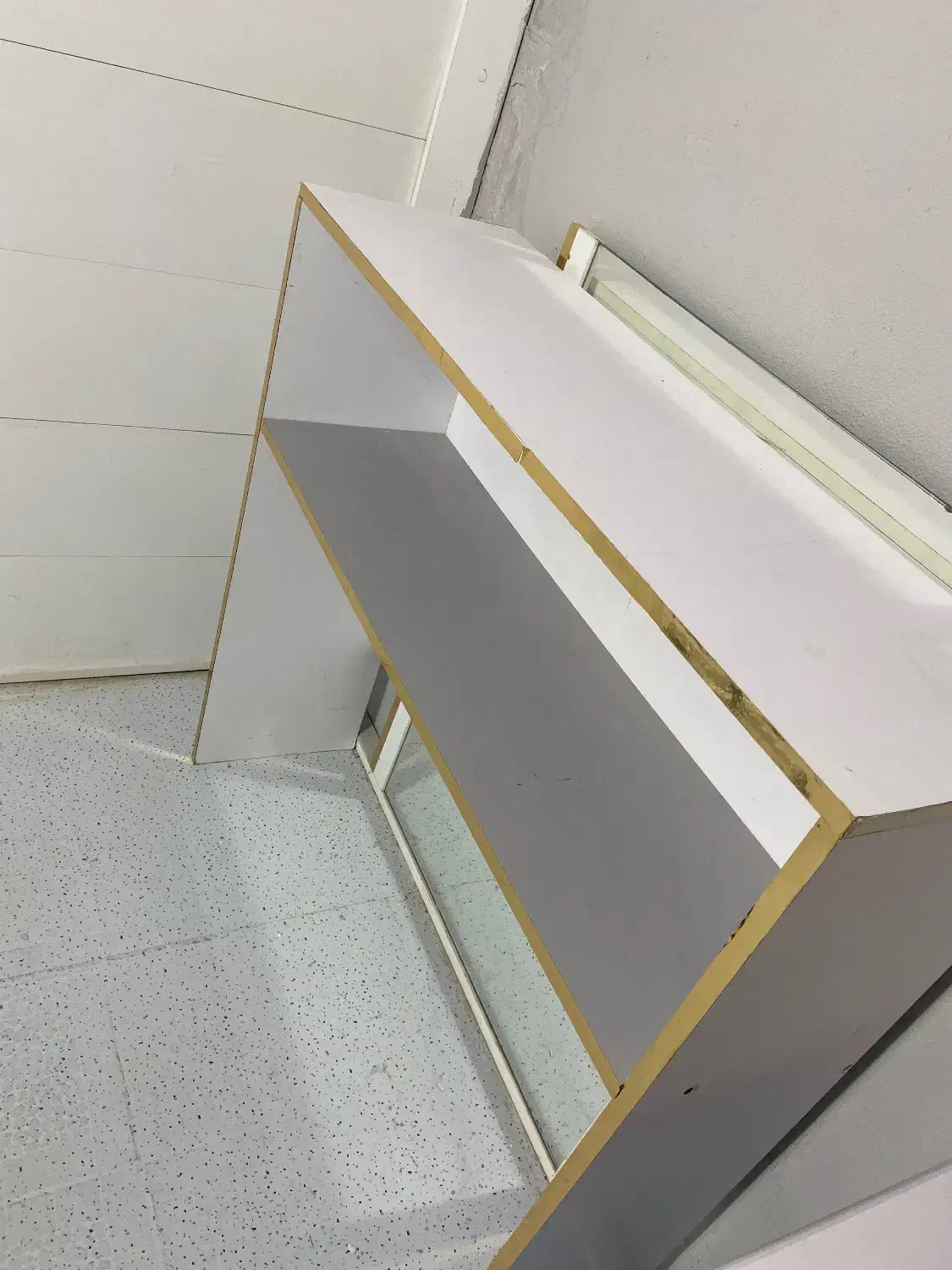 فروش کنسول mdf سفید طلایی به علت کمبود جا|بوفه، ویترین، کنسول|کیش, |دیوار