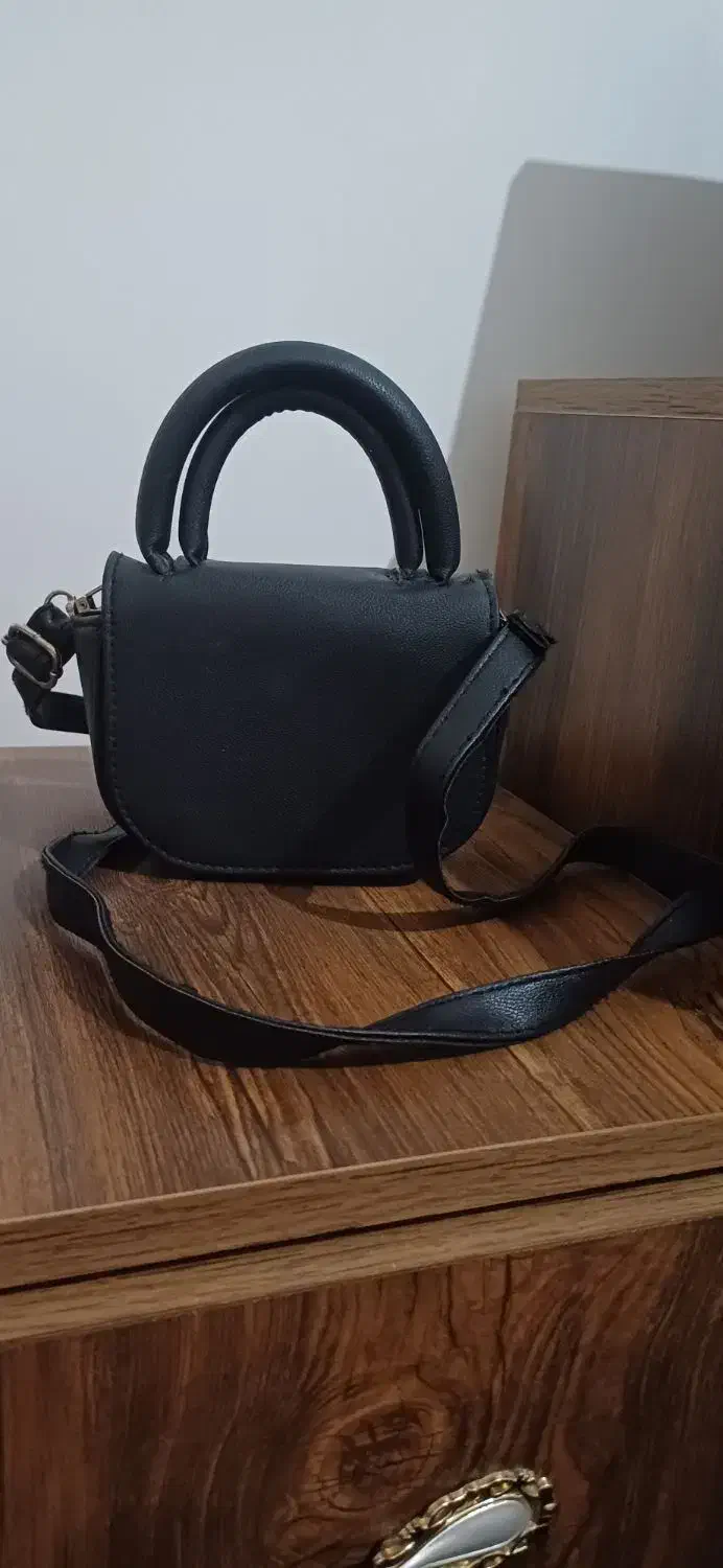 تعدادی کیف تازه|کیف، کفش، کمربند|میانه, |دیوار