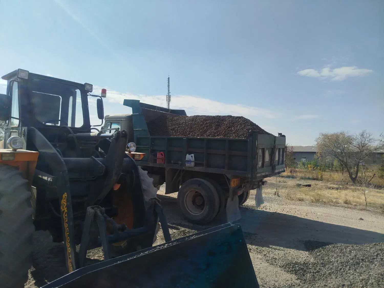 کار با کمپرسی 911ماسه سنگ پوکه|خدمات حمل و نقل|کرمانشاه, |دیوار